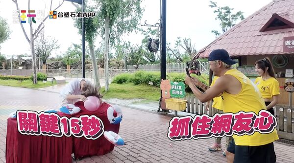 ▲短今挑戰「鐵頭功」整張桌子被撞翻。（圖／綜藝玩很大）