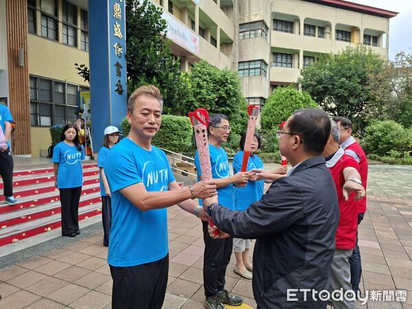 ▲南大127周年校慶聖火抵新北。（圖／記者郭世賢翻攝）
