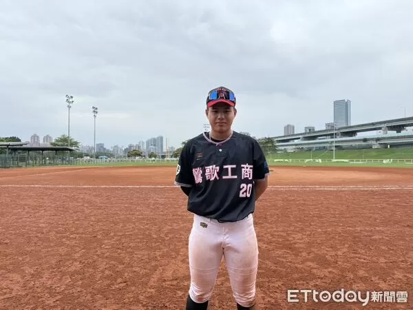 ▲鶯歌工商先發捕手、同時也是第6棒的高一新生鄭秉雄。（圖／記者胡冠辰攝）