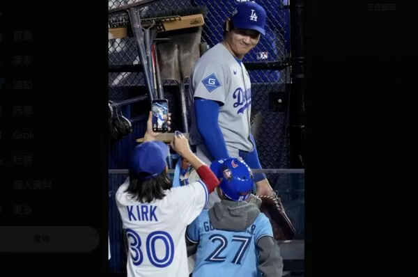 ▲大谷翔平對小球迷面露微笑。（圖／截自大聯盟X）
