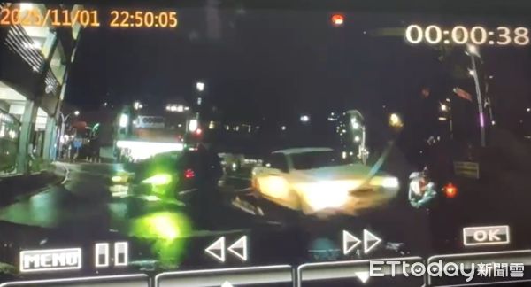 ▲▼新北市淡水車禍，BMW轉彎撞直行車，女騎士遭波及命危。（圖／記者陳以昇翻攝）