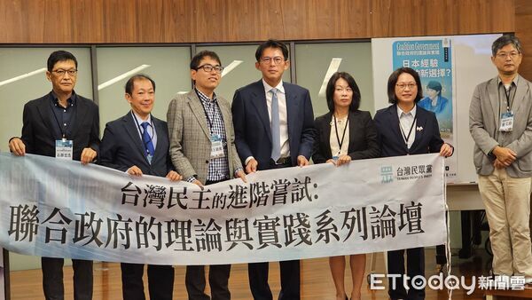 ▲民眾黨2日舉辦的第二場 「聯合政府的理論與實驗」論壇，除黃國昌外，也邀請專家學者與會。訪。（圖／記者呂佳賢攝）