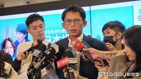 ▲▼黃國昌2日出席民眾黨舉辦的第二場 「聯合政府的理論與實驗」論壇，並於會前受訪。（圖／記者呂佳賢攝）