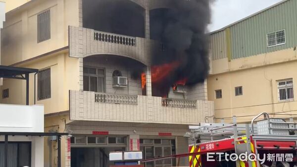 ▲▼彰化花壇鄉彰員路一段今(2日)發生民宅火警。（圖／民眾提供）