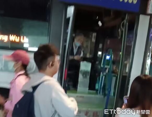 ▲醉漢對停靠站牌的司機揮舞螺絲起子揚言替被毆學生報仇。（圖／記者楊熾興翻攝）