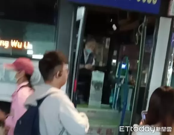 ▲醉漢對停靠站牌的司機揮舞螺絲起子揚言替被毆學生報仇。（圖／記者楊熾興翻攝）