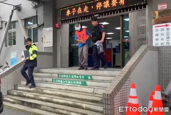 ▲▼警方獲報火速到場將醉男壓制，並起出作案用大型螺絲起子移送法辦。（圖／龜山警分局提供）