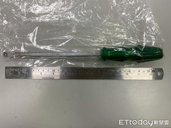 ▲▼警方獲報火速到場將醉男壓制，並起出作案用大型螺絲起子移送法辦。（圖／龜山警分局提供）