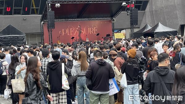 ▲▼ 蔡依林簽唱會粉絲排隊人潮一路綿延到忠孝東路上 。（圖／記者翁子涵攝）