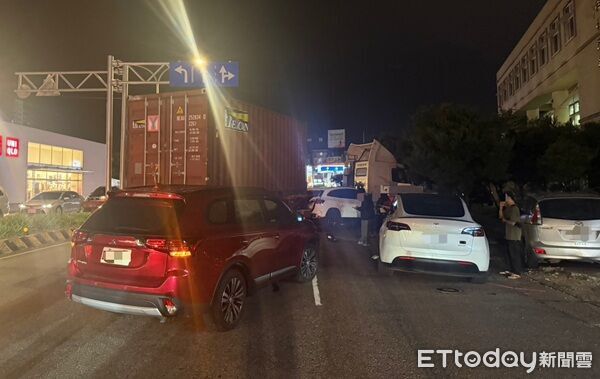 ▲貨櫃車司機身體不適失控控6車。（圖／楊梅分局提供）