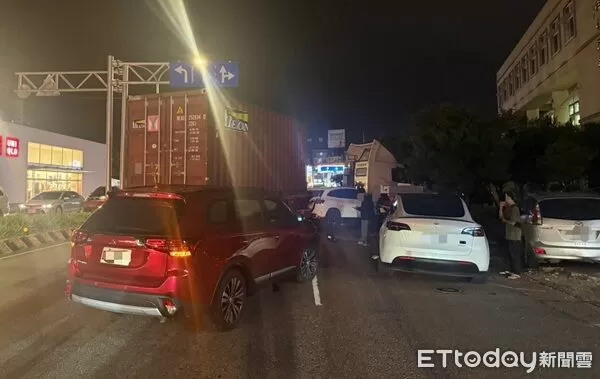▲貨櫃車司機身體不適失控控6車。（圖／楊梅分局提供）
