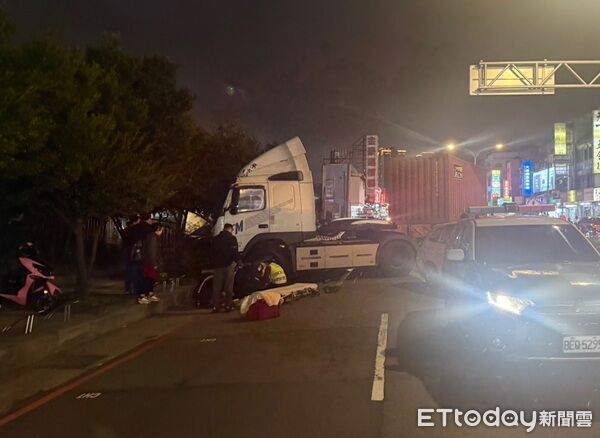 ▲▼直撞到路邊變電箱才停止。（圖／楊梅警分局提供）