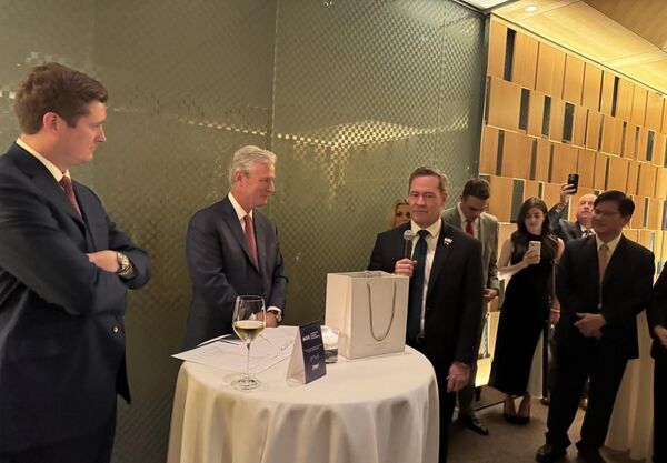 ▲▼台灣人工智慧實驗室（Taiwan AI Labs）創辦人杜奕瑾指出，美國政府官員包含最重要的新任駐聯合國代表Mike Waltz、「美國全球戰略公司」（AGS）執行長、白宮國安會前幕僚長葛雷（Alexander Gray）、以及川普特使都同台台灣外交部長林佳龍同框發言。（圖／翻攝自Facebook／杜奕瑾）