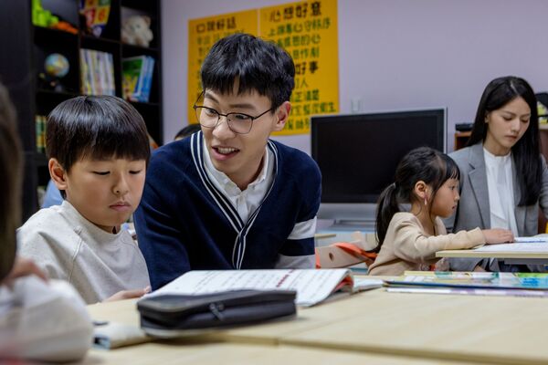 ▲李國強、黃信赫在《接住流星的人》飾演課輔老師。（圖／大愛提供）