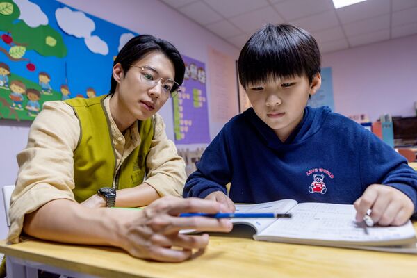 ▲李國強、黃信赫在《接住流星的人》飾演課輔老師。（圖／大愛提供）