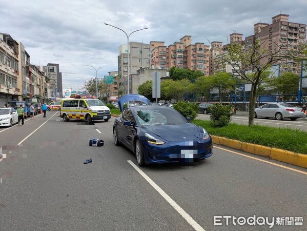 ▲▼新竹市北區竹光路車禍，特斯拉撞上2名行人命危。（圖／記者楊永盛翻攝）