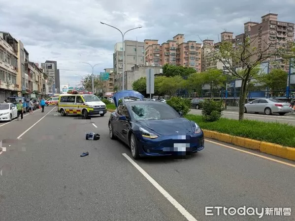 ▲▼新竹市北區竹光路車禍，特斯拉撞上2名行人命危。（圖／記者楊永盛翻攝）