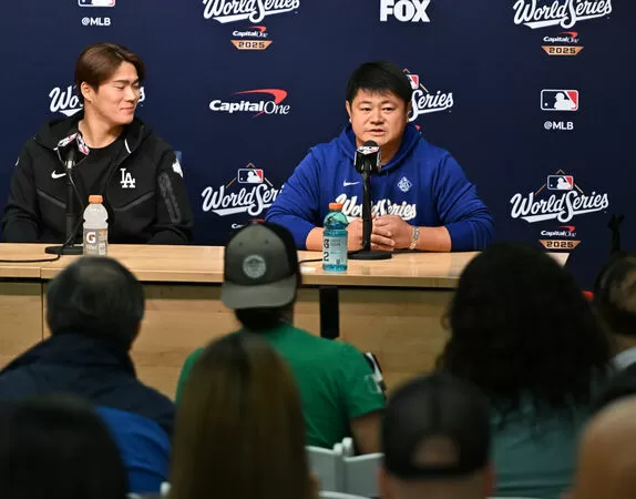 ▲▼山本由伸與翻譯園田芳大。（圖／達志影像／美聯社）