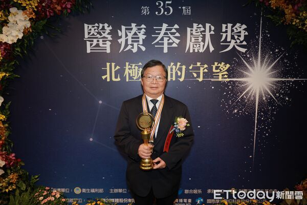 ▲▼總統府資政張博雅(左)頒發獎座給陳英和院長。（圖／慈濟醫學中心提供，下同）