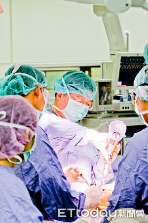 ▲▼總統府資政張博雅(左)頒發獎座給陳英和院長。（圖／慈濟醫學中心提供，下同）