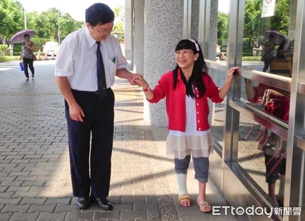 ▲▼總統府資政張博雅(左)頒發獎座給陳英和院長。（圖／慈濟醫學中心提供，下同）