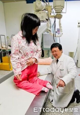 ▲▼總統府資政張博雅(左)頒發獎座給陳英和院長。（圖／慈濟醫學中心提供，下同）