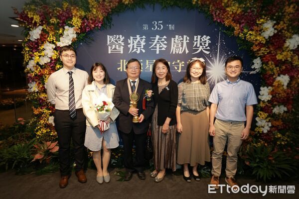 ▲▼總統府資政張博雅(左)頒發獎座給陳英和院長。（圖／慈濟醫學中心提供，下同）