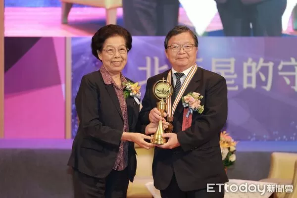 ▲▼總統府資政張博雅(左)頒發獎座給陳英和院長。（圖／慈濟醫學中心提供，下同）