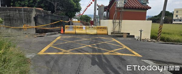 ▲案場外道路封閉。（圖／記者游瓊華翻攝）
