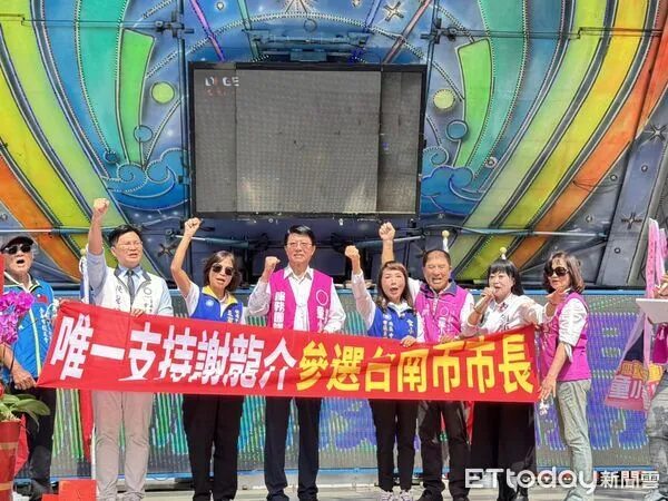 ▲謝龍介親出席徒弟童小芸市議參選服務處成立大會，師徒同框展現「藍色薪火相傳」精神，謝龍介親自認證童小芸是位認真負責十分優秀的市議員人選。（圖／記者林東良攝，下同）