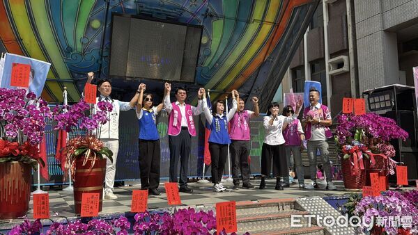 ▲謝龍介親出席徒弟童小芸市議參選服務處成立大會，師徒同框展現「藍色薪火相傳」精神，謝龍介親自認證童小芸是位認真負責十分優秀的市議員人選。（圖／記者林東良攝，下同）