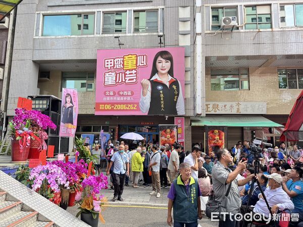 ▲謝龍介親出席徒弟童小芸市議參選服務處成立大會，師徒同框展現「藍色薪火相傳」精神，謝龍介親自認證童小芸是位認真負責十分優秀的市議員人選。（圖／記者林東良攝，下同）