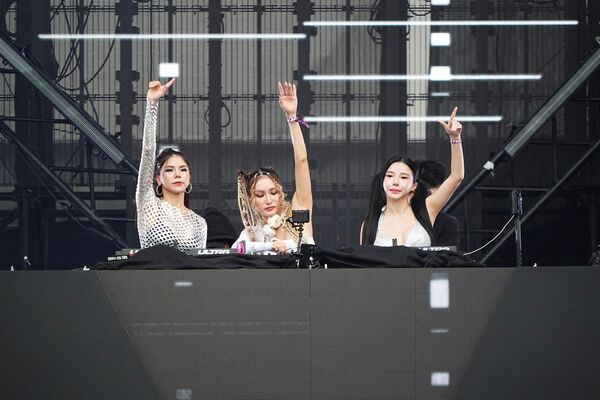 ▲Amber NA（藍星蕾）、Lyla（蕾菈）及Peipei（林佩佩）三大DJ女神首度世紀合體。（圖／大風吹創造提供）