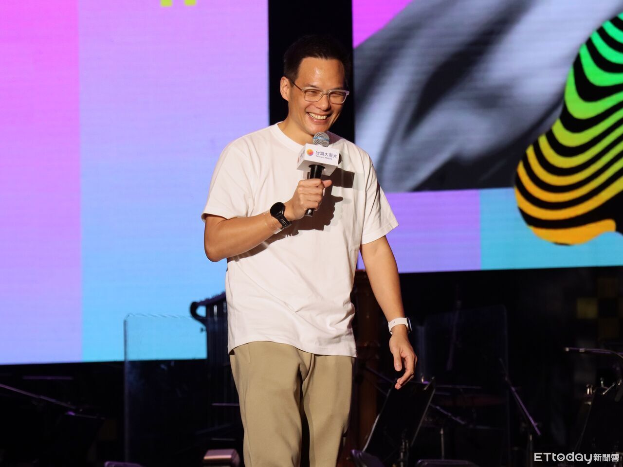 台灣大日月潭花火節吸3.5萬人朝聖 蔡明忠現場捐百萬助「企鵝家族」