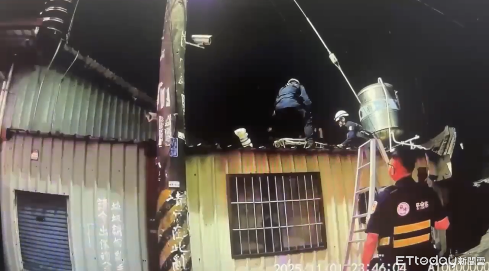 高雄男吃飯中離席如廁失蹤！警消尋遍街巷竟發現「人躺屋頂」