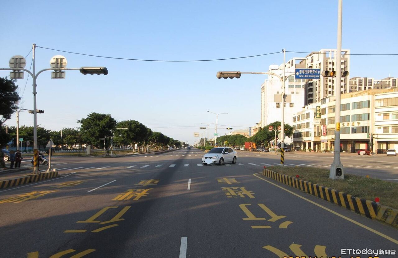台中加拿大女遊客遭左轉車撞飛！與丈夫走斑馬線...驚悚影片曝