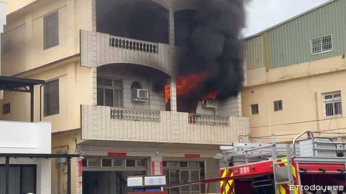 快訊／花壇鄉民宅大火！恐怖黑煙狂竄 　警消灌救中