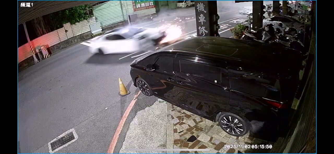 車禍畫面曝！台南瑪莎拉蒂高速撞女騎士　失控轉3圈火花四濺
