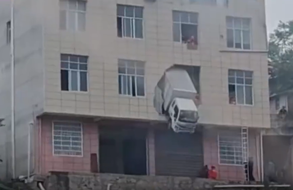 ▲▼大陸湖北發生離奇事件，貨車撞破牆面，車頭掛在半空中，場面相當驚險。（圖／翻攝微博）