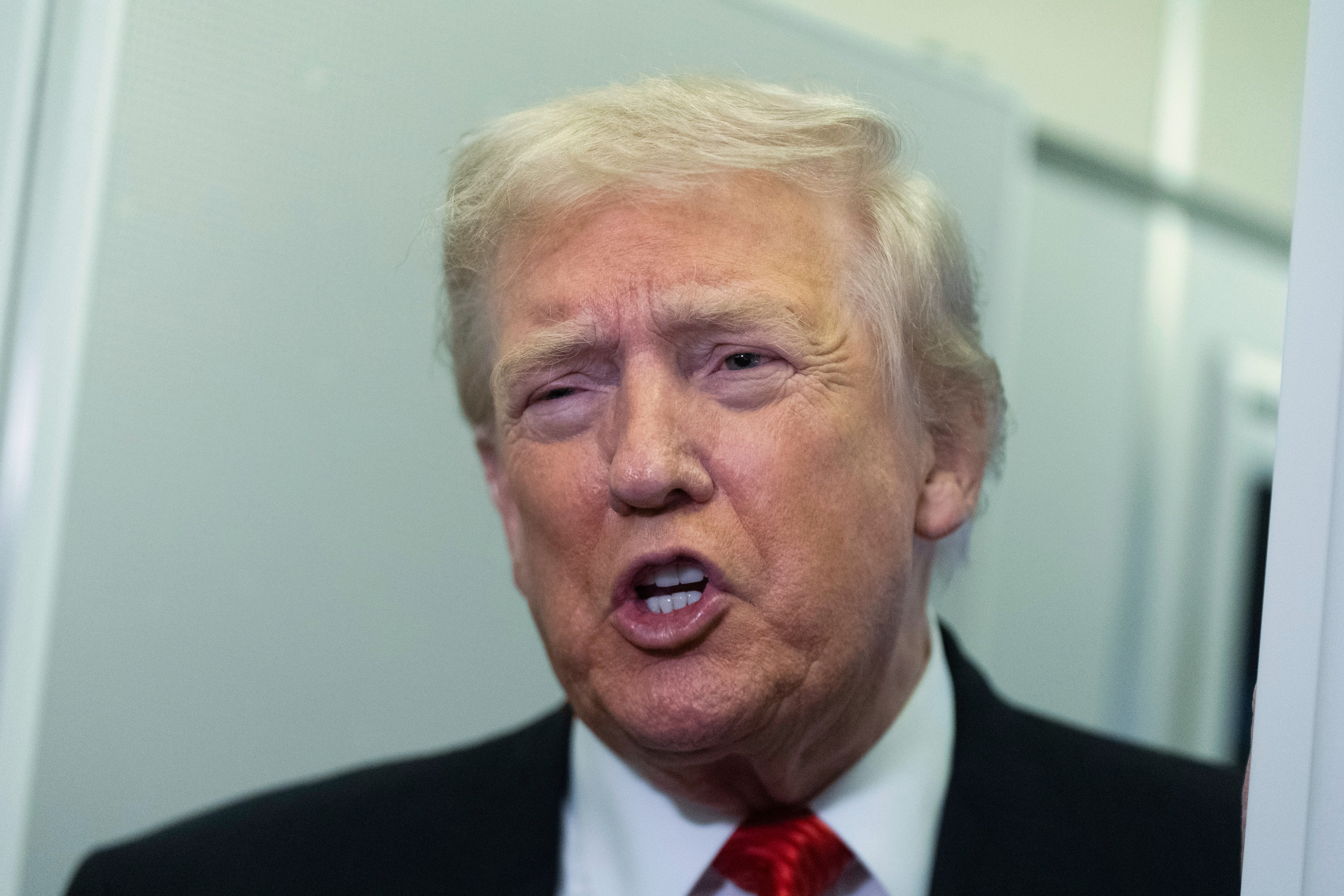 ▲▼美國總統川普2日在返回白宮的空軍一號專機上接受採訪。（圖／達志影像／美聯社）