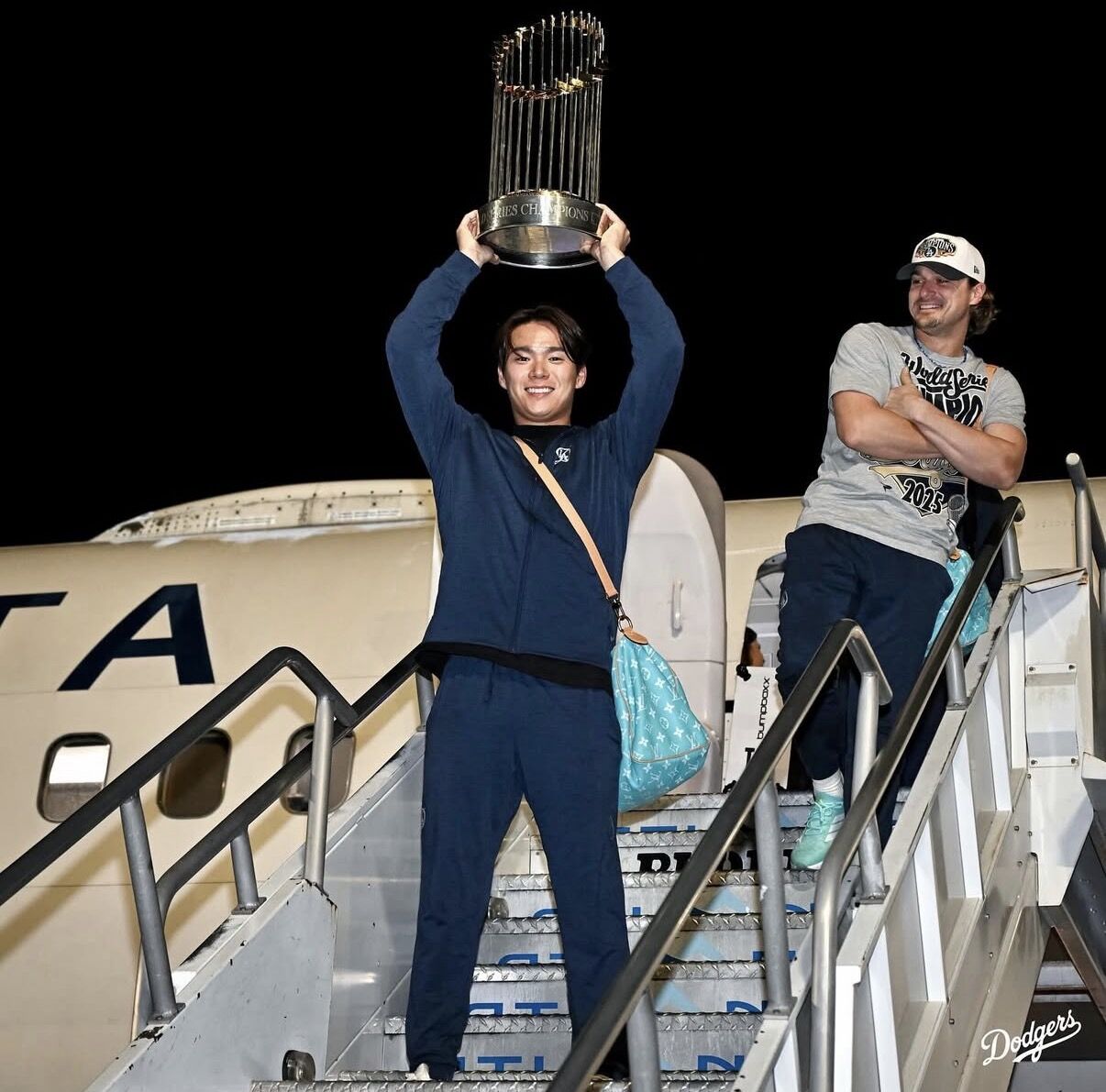 ▲ 山本由伸「凱旋洛杉磯」！　肩背180萬日圓「情侶款包」吸睛       。（圖／截自道奇IG）