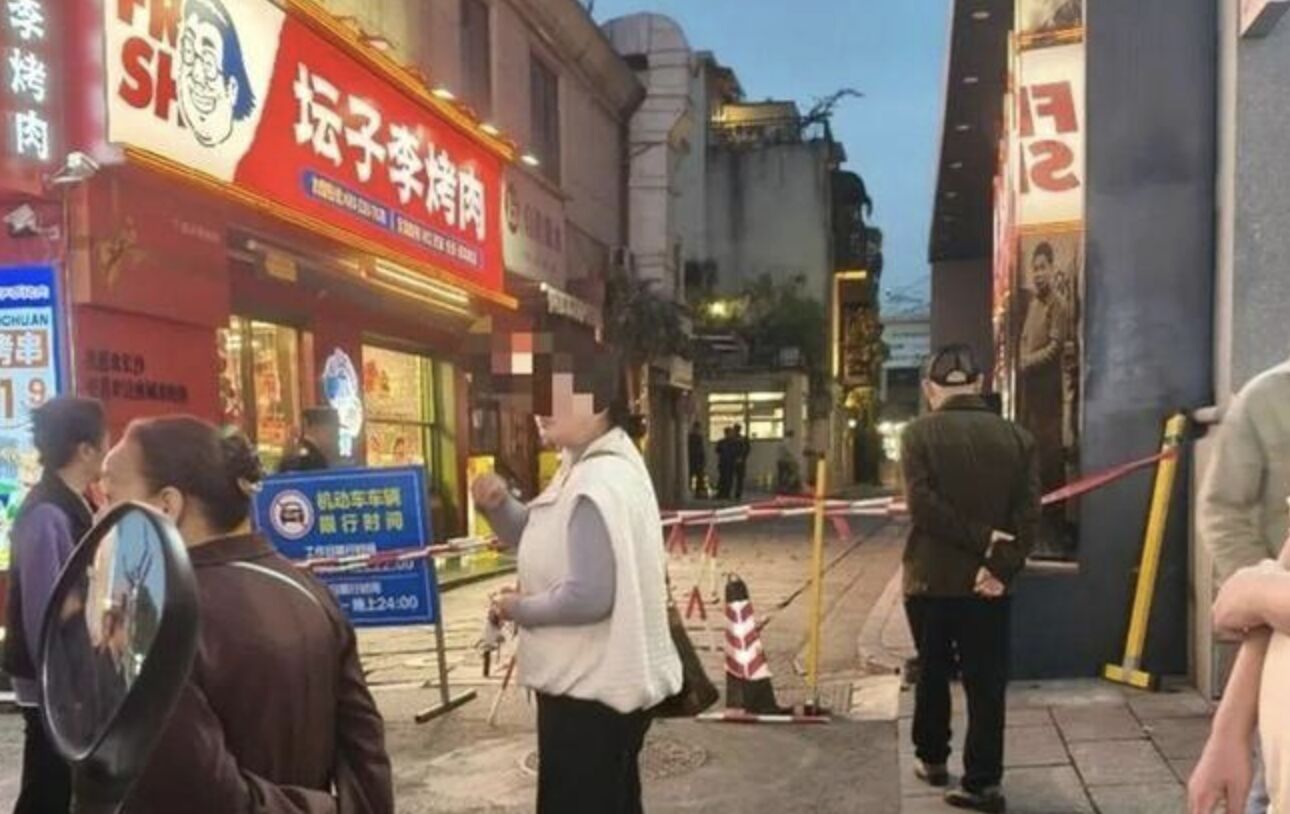 ▲長沙網紅街區發生裝潢坍塌事故，兩名年輕女子身亡。（圖／翻攝新黃河）