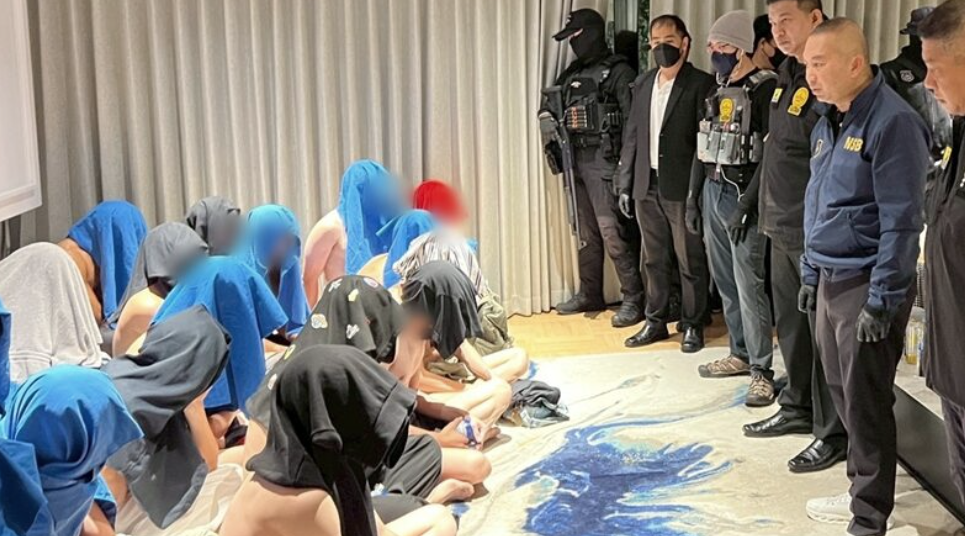 ▲▼泰29男同志「只穿內褲」開毒淫趴！豪華套房一片肉色　滿地保險套。（圖／翻攝自khaosod）