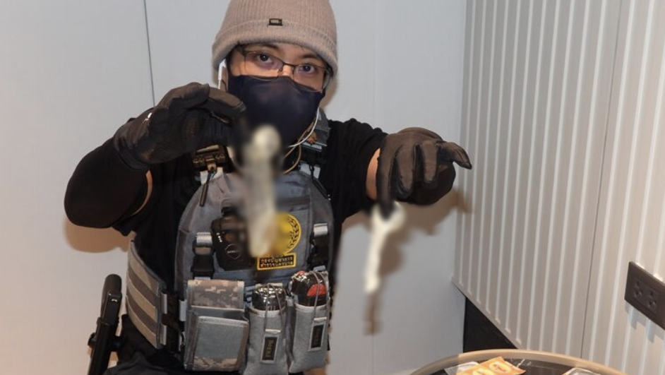 ▲▼泰29男同志「只穿內褲」開毒淫趴！豪華套房一片肉色　滿地保險套。（圖／翻攝自khaosod）