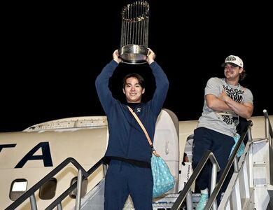 山本由伸捧冠軍金盃下機！與Kike背同款37萬名牌包吸睛