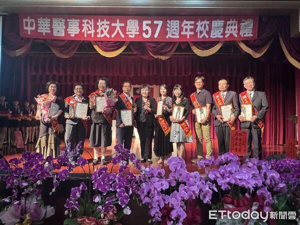 ▲中華醫事科技大學57週年校慶典禮頒發傑出校友當選人證書，李碧娥校長與9位得主合影留念。（記者林東良翻攝，下同）