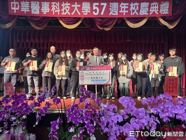 ▲中華醫事科技大學57週年校慶典禮頒發傑出校友當選人證書，李碧娥校長與9位得主合影留念。（記者林東良翻攝，下同）