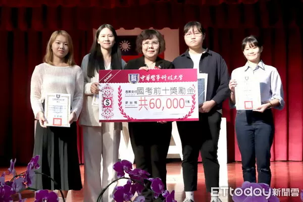 ▲中華醫事科技大學57週年校慶典禮頒發傑出校友當選人證書，李碧娥校長與9位得主合影留念。（記者林東良翻攝，下同）