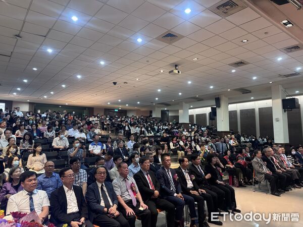 ▲中華醫事科技大學57週年校慶典禮頒發傑出校友當選人證書，李碧娥校長與9位得主合影留念。（記者林東良翻攝，下同）