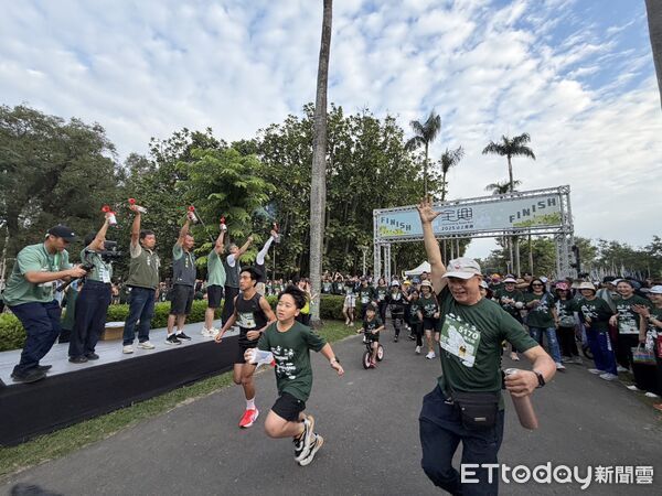 ▲「全興2025山上路跑」今晨在山上花園水道博物館開跑，超過兩千名跑者迎著微風出發。（記者林東良翻攝，下同）
